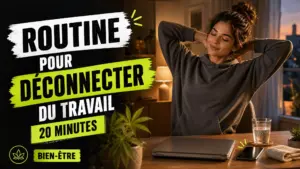Une personne en tenue confortable s’installe chez elle devant un ordinateur fermé et un téléphone retourné pour marquer la fin de sa journée de travail.