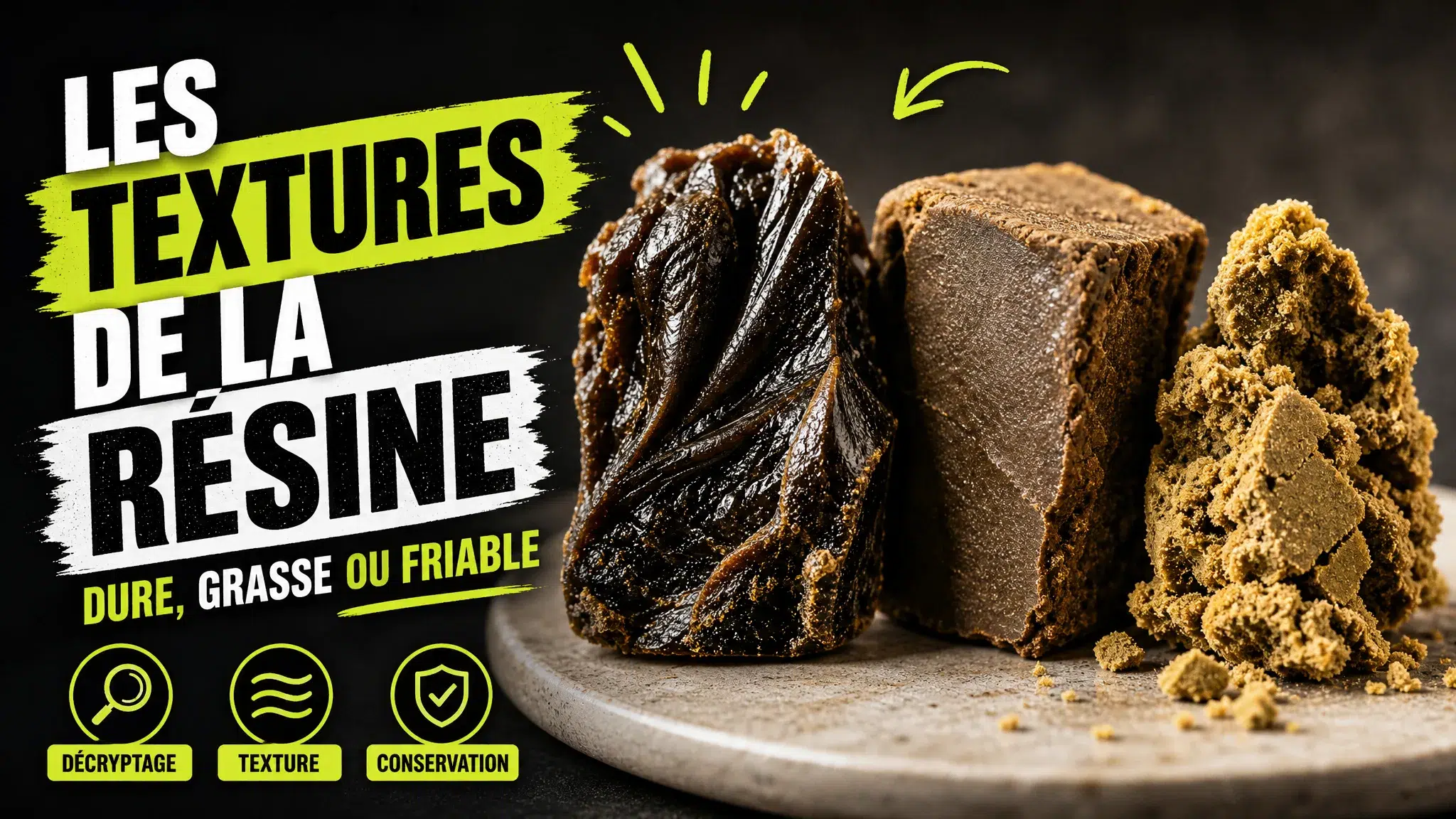 Trois morceaux de résine de chanvre présentent des textures brillantes, dures et friables sur des supports en céramique.