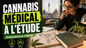 Un carnet d’étude avec un schéma anatomique sobre repose sur un bureau de recherche berlinois près d’une fenêtre.