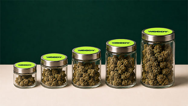 Bocaux de fleur de THCBD posee sur une table