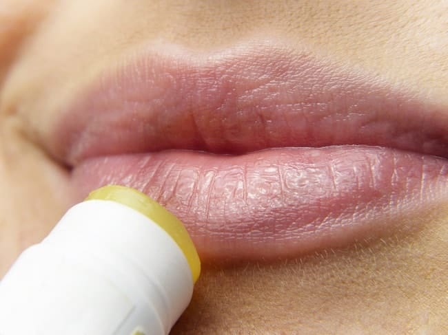 Baume à lèvres CBD - Les produits de beautés au chanvre CBD permettent d’utiliser des produits ciblés de formes variées