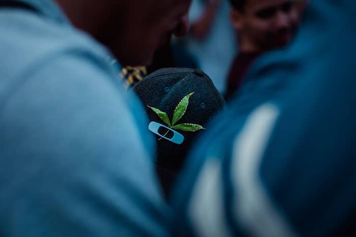 Foule célébrant la journée du cannabis au Brésil