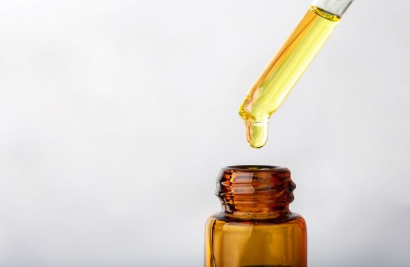 El aceite de cáñamo puede tomarse en gotas, mezclarse con alimentos o aplicarse sobre la piel.