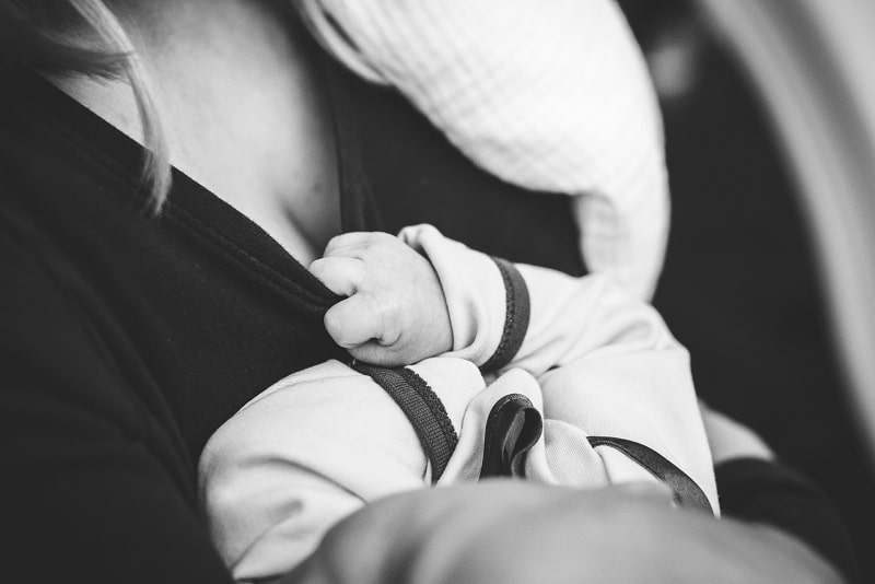 Algunos efectos del CBD pueden transmitirse al bebé durante la lactancia.