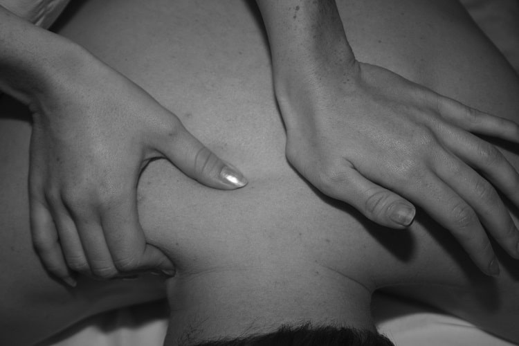 masaje con aceite de cáñamo para el dolor de espalda min
