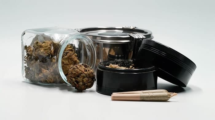 pour une légalisation contrôlée des produits dérivés du cannabis min