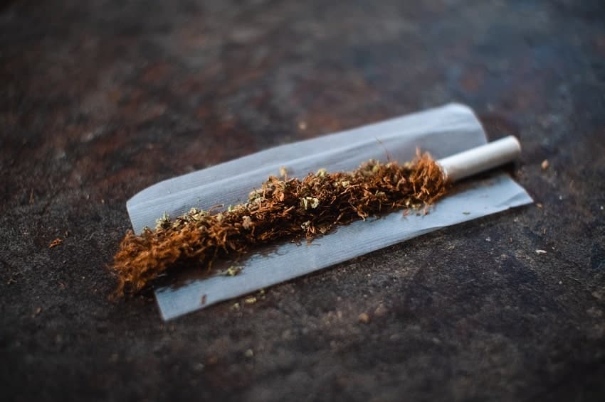 einen Joint ohne Tabak drehen min